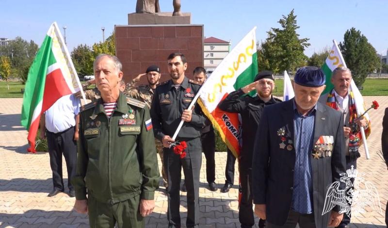 РОСГВАРДЕЙЦЫ ЧЕЧЕНСКОЙ РЕСПУБЛИКИ ДАЛИ СТАРТ АВТОПРОБЕГУ, ПОСВЯЩЕННОМУ ДВУМ ГЕРОЯМ РОССИИ