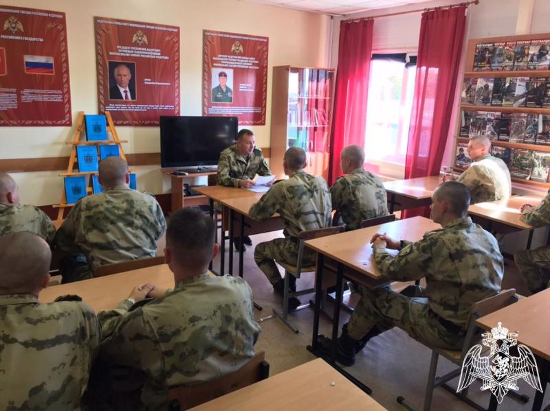 В Новосибирской области росгвардейцы встретились с воспитанниками подшефной школы по случаю Победы в Куликовской битве