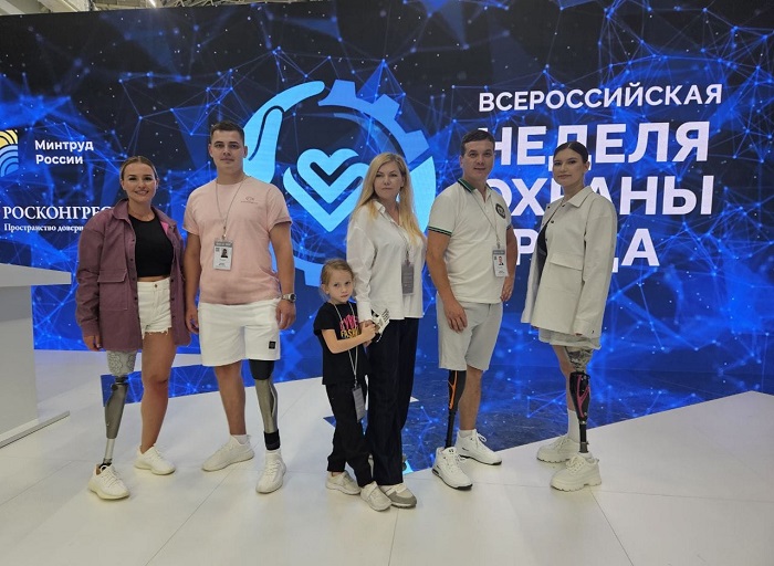 Кибер-модели представили smart одежду на показе в Сочи