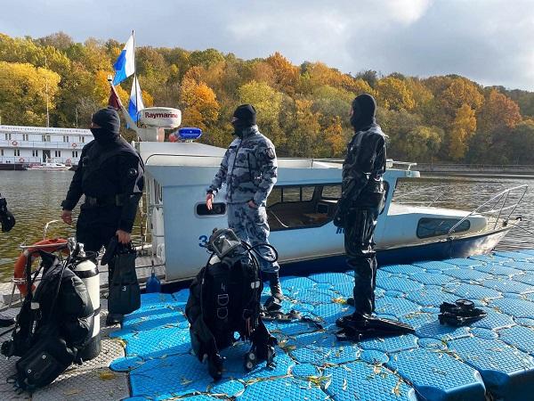 Водолазы Росгвардии провели тренировочные спуски на Москве-реке