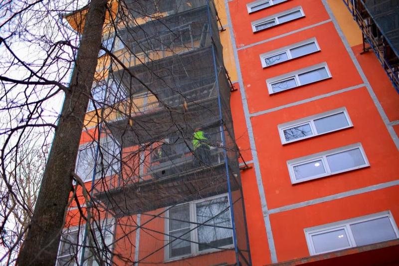 Ремонт балконных плит продолжается на ул.Героев Курсантов д.14