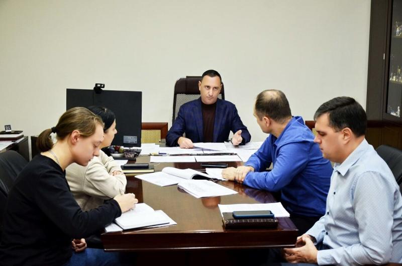 Депутат ЗСК Виктор Тепляков провёл совещание по завершению капремонта в доме на переулке Пасечный