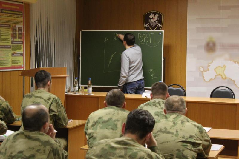 В кировской воинской части Росгвардии лектор общества «Знание» рассказал военнослужащим о потенциале российской экономики