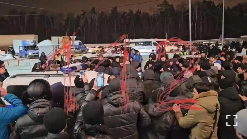 На территории рынка «Садовод», принадлежащего азербайджанскому олигарху-миллиардеру Году Нисанову, 82 гастарбайтера напали на полицейских