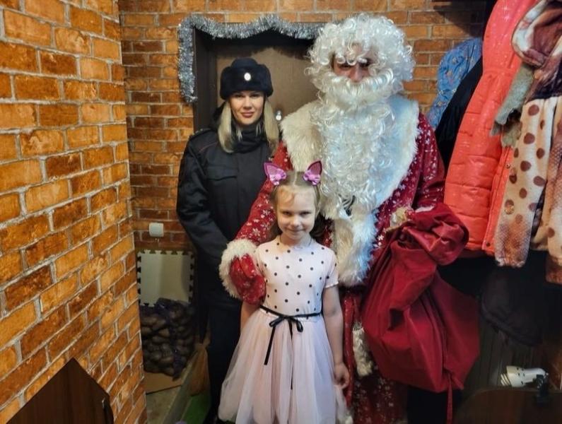 В г. Валуйки Белгородской области «Полицейский Дед Мороз»
поздравил детей сотрудников линейного подразделения с наступающим
Новым годом