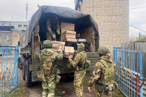 Росгвардейцы доставили гуманитарную помощь жителям Запорожской области