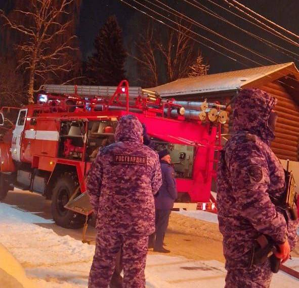 Подмосковные росгвардейцы помогли людям эвакуироваться из горящего дома
