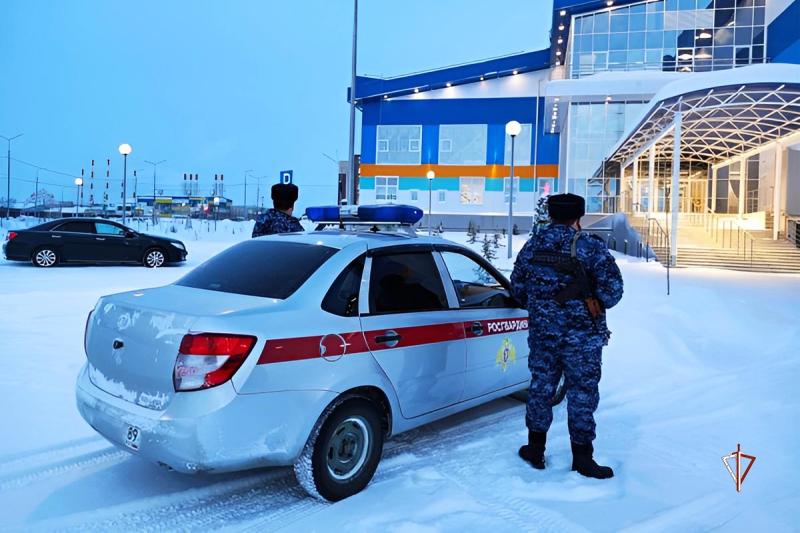 Росгвардейцы задержали дебошира, повредившего теплую автобусную остановку на Ямале (ВИДЕО)