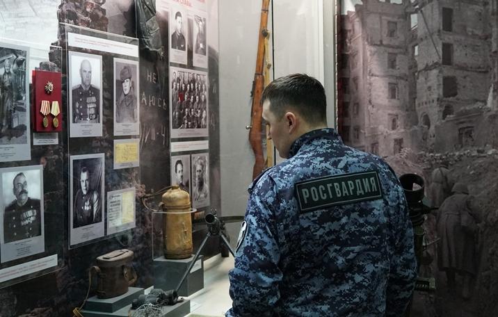 В Ульяновске сотрудники Росгвардии посетили областной музей к 80-летию снятия блокады Ленинграда