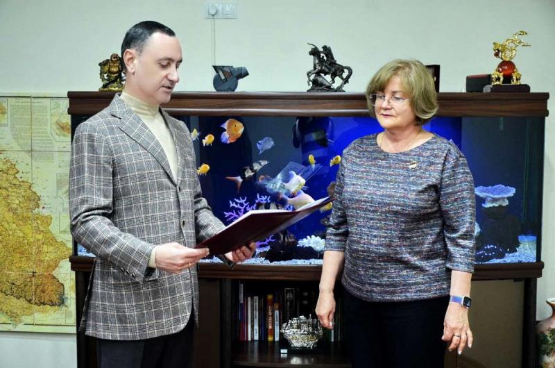 Депутат ЗСК Виктор Тепляков вручил Благодарности от краевой Думы двум сочинским специалистам