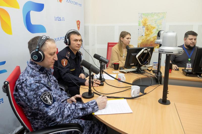 Офицеры ЦЛРР Росгвардии по Хакасии в ходе прямой линии ответили на вопросы радиослушателей