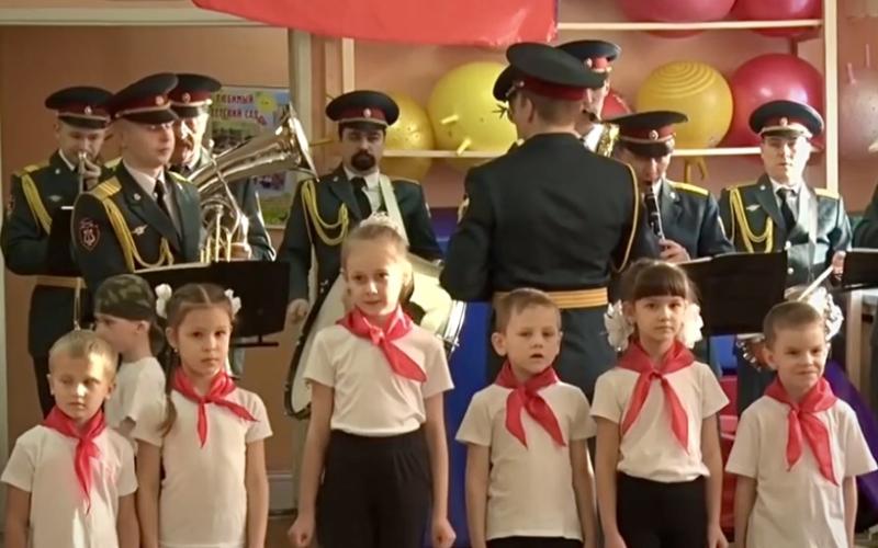 Военный оркестр Росгвардии поздравил с праздником будущих защитников Отечества в Иркутской области