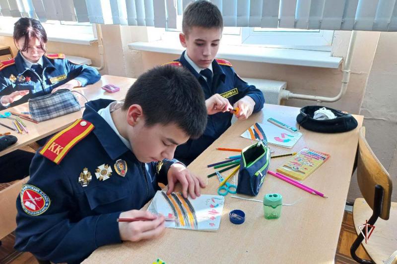 На Ямале подшефные кадеты Росгвардии изготовили праздничные открытки ко Дню защитника отчества