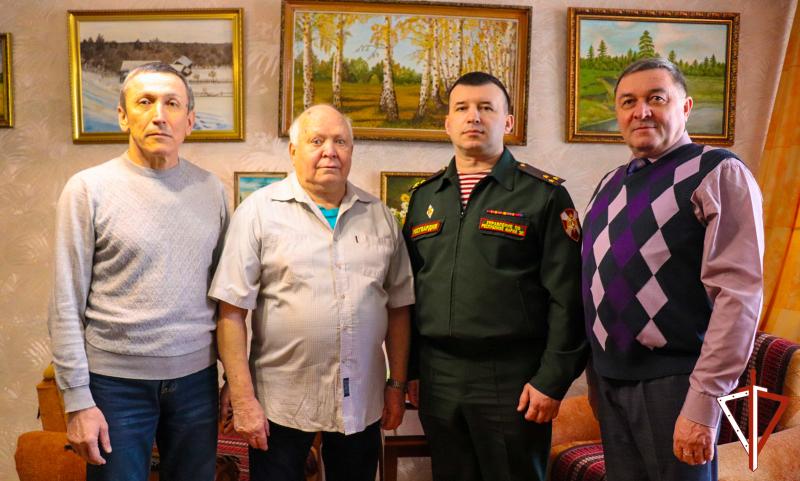 В Йошкар-Оле росгвардейцы поздравили ветеранов службы с Днем защитника Отечества