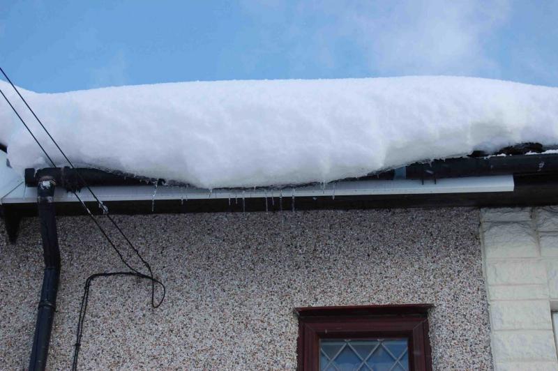 «Владимирэнерго» предупреждает о последствиях при сходе снега с крыш зданий и домов