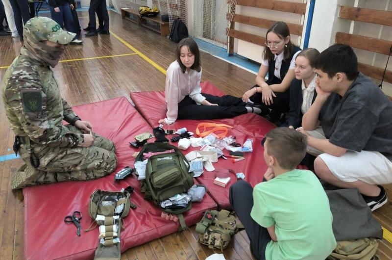 Занятие по тактической медицине провели офицеры СОБР Росгвардии в иркутской школе