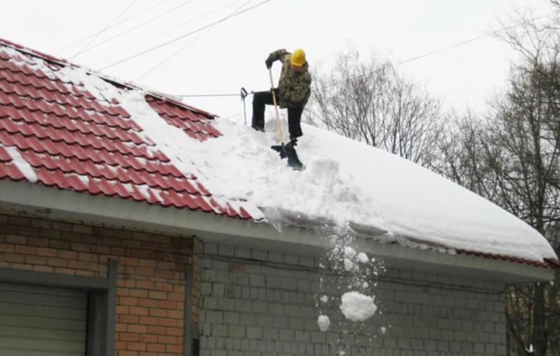 «Кировэнерго» призывает соблюдать правила электробезопасности при очистке крыш от снега и наледи