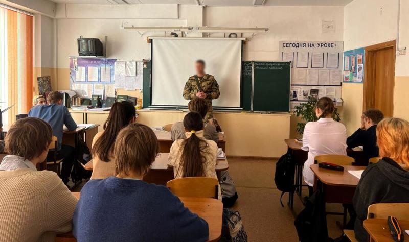 Сотрудник СОБР «Леопард» рассказал владивостокским школьникам о службе в спецподразделении