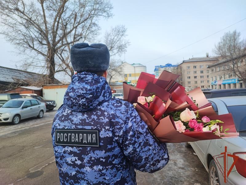 Офицеры Росгвардии по Хакасии поздравили матерей погибших сотрудников ведомства с 8 марта