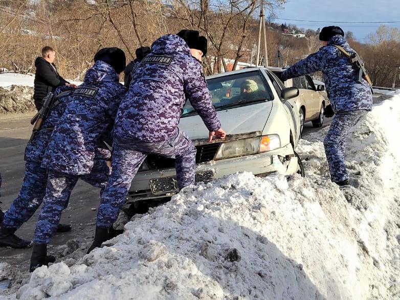 Жители Кузбасса поблагодарили росгвардейцев за помощь на дороге