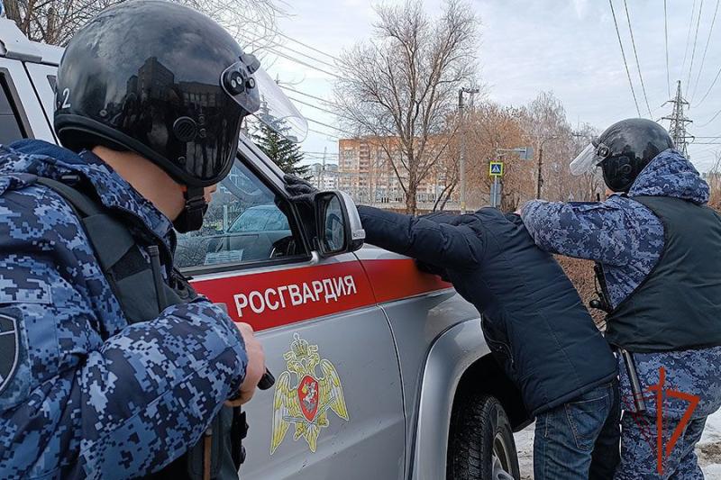 В Новосибирске сотрудниками Росгвардии задержан гражданин, угрожавший расправой продавщице магазина