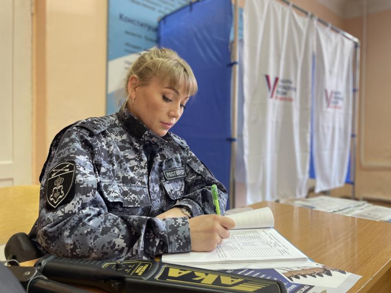 Росгвардейцы перед выборами начали проверку избирательных участков и владельцев оружия в Иркутской области