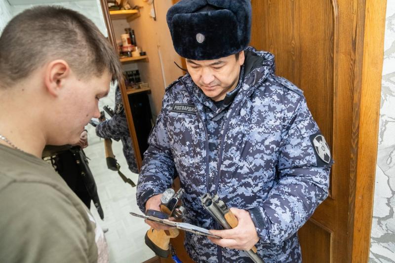 Росгвардейцы проводят проверку избирательных участков и владельцев оружия в Хакасии