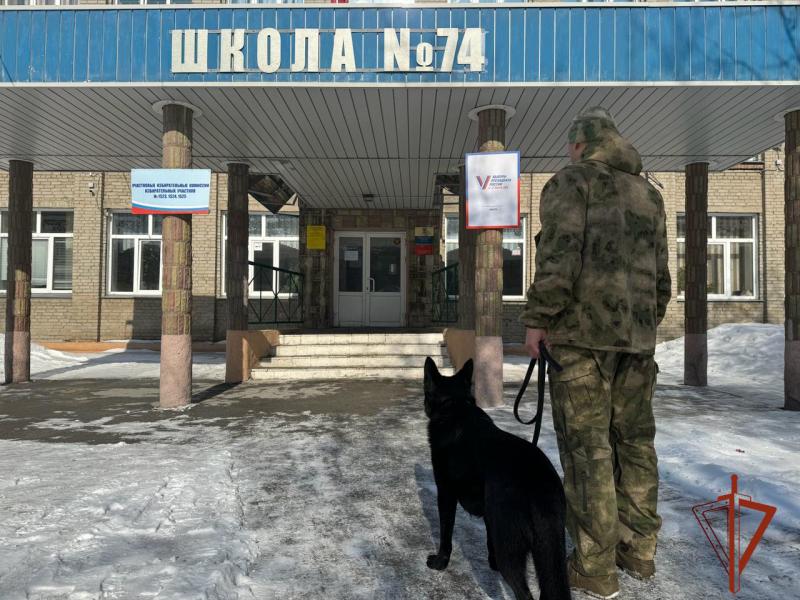 В Новосибирской области сотрудники Росгвардии проводят проверку избирательных участков и владельцев оружия
