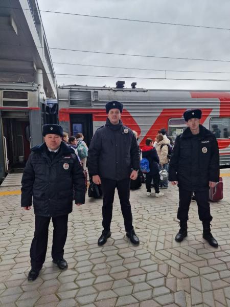 Транспортные полицейские обеспечили безопасное путешествие
возвращавшимся поездом с отдыха юным белгородцам