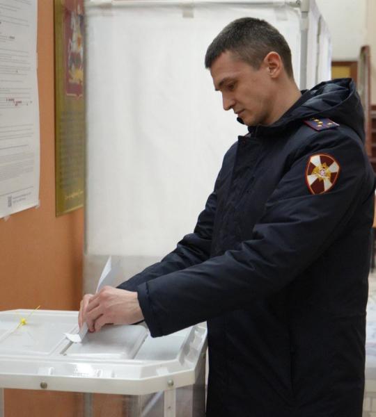 В Московской области росгвардейцы участвуют в голосовании на выборах Президента России