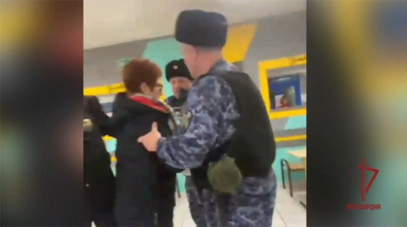 Сотрудники Росгвардии задержали москвичку за поджог урны на избирательном участке