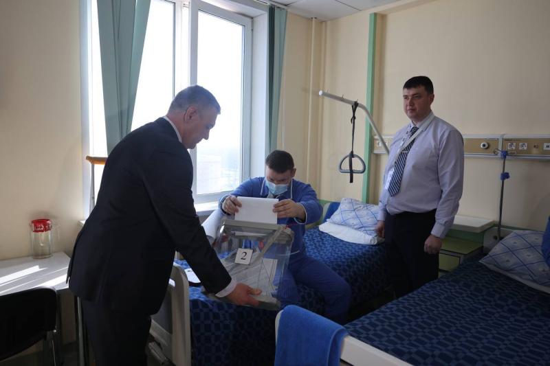 Раненые росгвардейцы – участники СВО голосуют на выборах президента России в главном госпитале ведомства