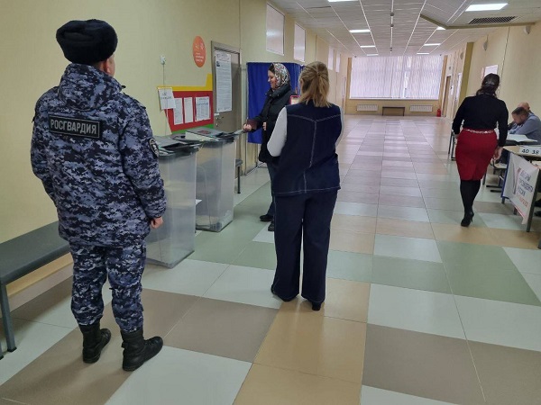 Росгвардейцы приняли участие в обеспечении общественной безопасности президентских выборов в Курской области