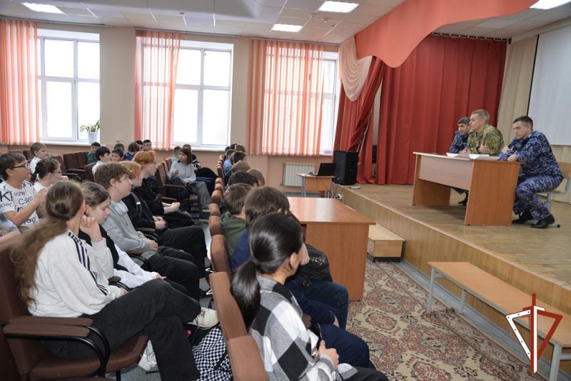 Росгвардия проводит с подшефными школьниками лекции о БДД, правовой и психологической грамотности в Югре