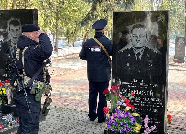 В КУРСКЕ РОСГВАРДЕЙЦЫ ПОЧТИЛИ ПАМЯТЬ ГЕРОЯ РОССИИ, БОЙЦА ОМОН АНДРЕЯ ХМЕЛЕВСКОГО