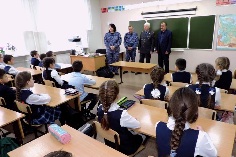В Казани сотрудники Росгвардии организуют патриотические занятия в городских общеобразовательных учреждениях