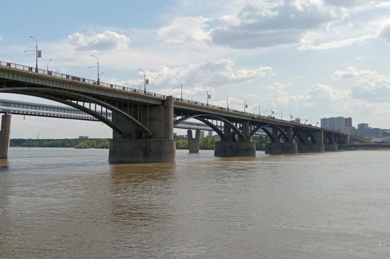 Грузовикам запретили въезд на Октябрьский мост в Новосибирске