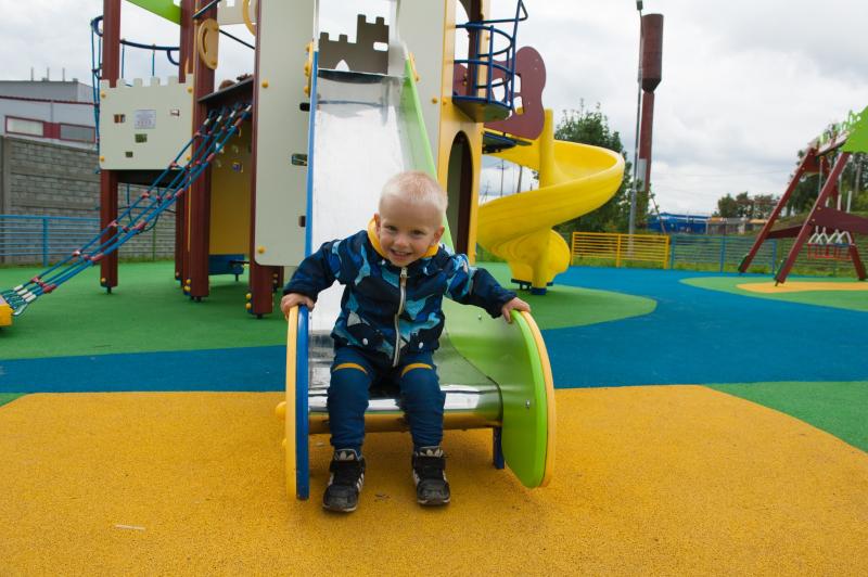 Восемь детских площадок модернизируют в этом году в Ленинском округе