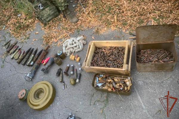 Сапёры Росгвардии обнаружили схрон с боеприпасами у гаражей сельхозтехники в ДНР