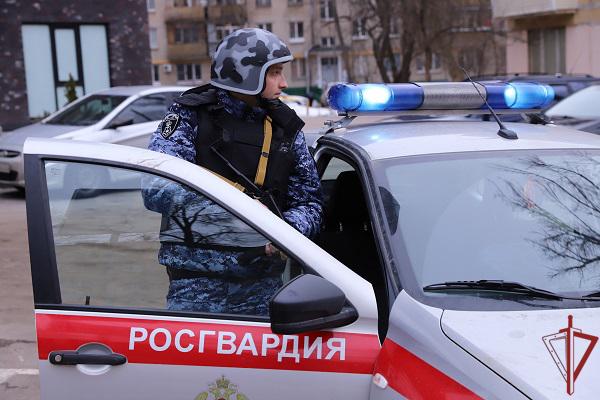 В Москве росгвардейцы задержали молодого человека во время раскладки наркотиков