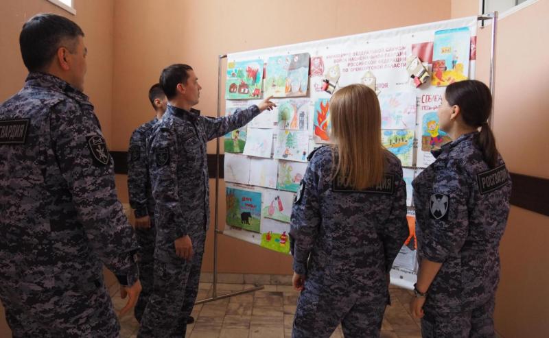 В Оренбурге дети сотрудников Росгвардии приняли участие в выставке детских рисунков по тематике пожарной безопасности