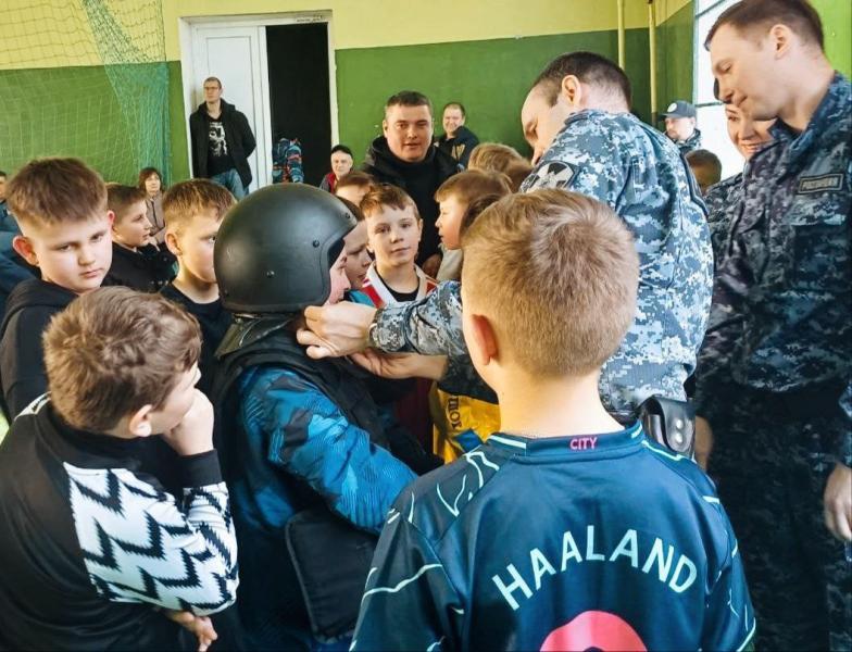 В Московской области сотрудники Росгвардии провели для школьников патриотические мероприятия
