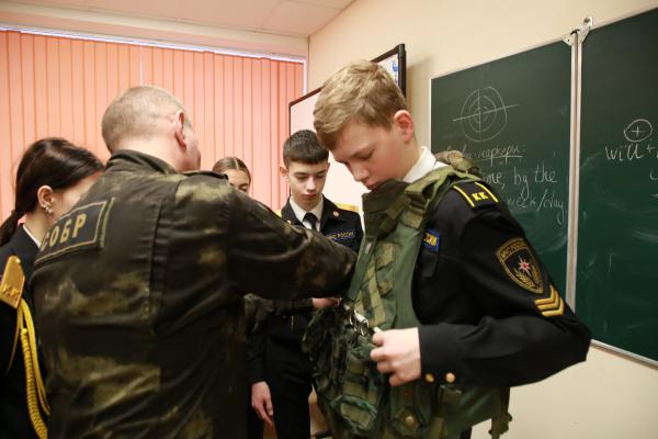 В Мордовии сотрудник спецназа Росгвардии встретился с будущими выпускниками