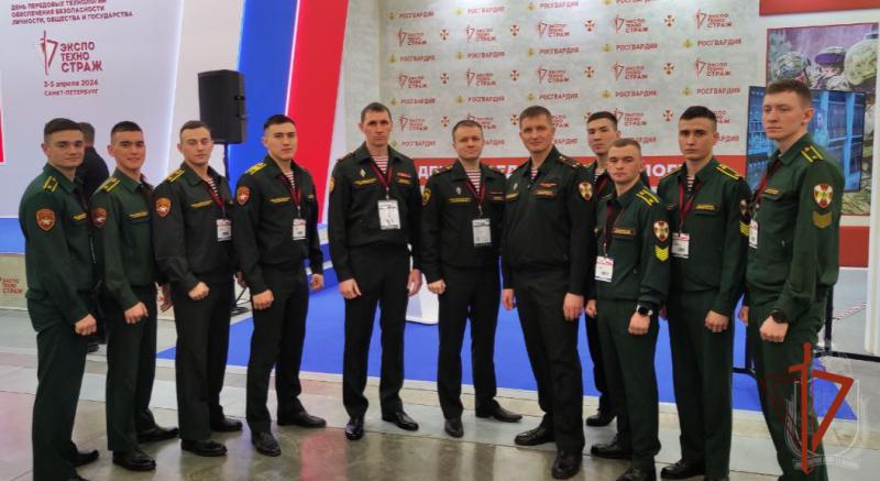 Военнослужащие новосибирского военного института Росгвардии приняли участие в выставке передовых технологий