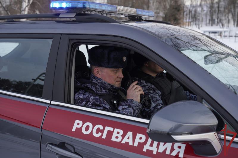 Росгвардейцы оказали помощь получившему травму мужчине в центре Москвы