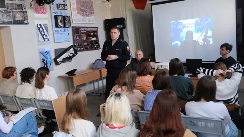 О запрещенной символике орловские росгвардейцы побеседовали с учащимися художественного училища
