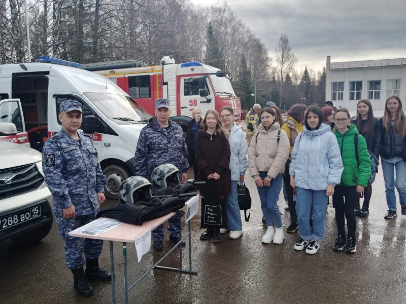 Росгвардейцы Башкортостана приняли участие в «Ярмарке вакансий»