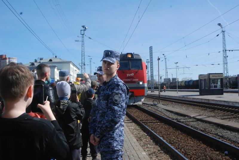 Росгвардейцы приняли участие в охране общественного порядка во время пребывания поезда 