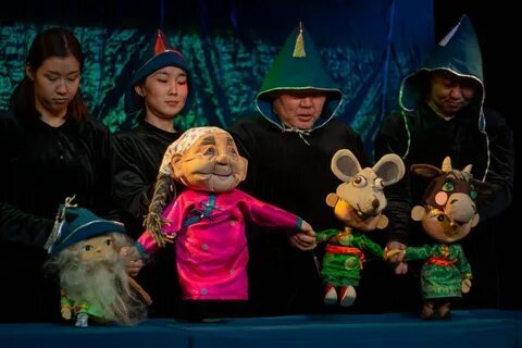 Детям Узбекского землячества Бурятии показали театр кукол «Ульгэр»: Россия и Культура
