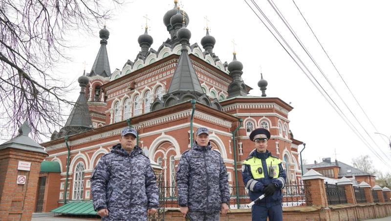 В Кирове росгвардейцы обеспечили правопорядок во время празднования Светлого Христова Воскресения